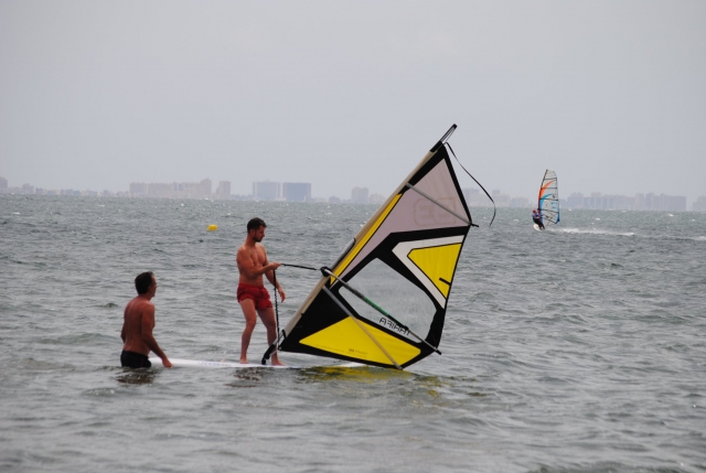 Sosteniendo la vela de windsurf